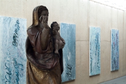 Ausstellung St. Theodor, „ sonus susurri “, Detailansicht vor der Galeriewand, 2015